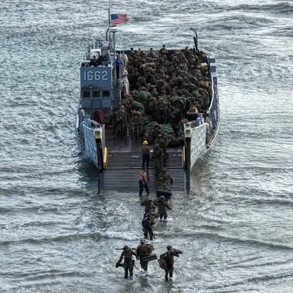 الجيش الأميركي يعزز وجوده في الكاريبي.. ما سيناريوهات التصعيد ضد فنزويلا؟