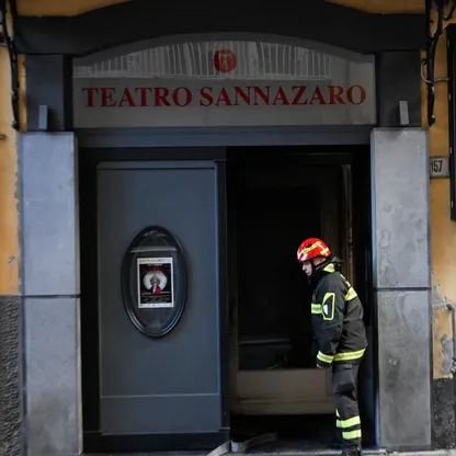 حريق يدمر مسرح سانازارو التاريخي في مدينة نابولي الإيطالية