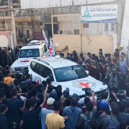 بالصور..  إجراءات تبادل الأسرى والمحتجزين بين "حماس" وإسرائيل