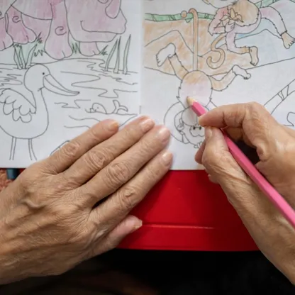 "التلوين" وسيلة الكبار لممارسات صحة نفسية جيدة