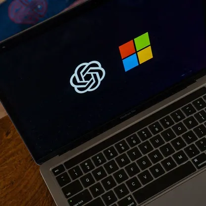 مايكروسوفت تقترب من التوصل لاتفاق جديد يحمي شراكتها مع OpenAI