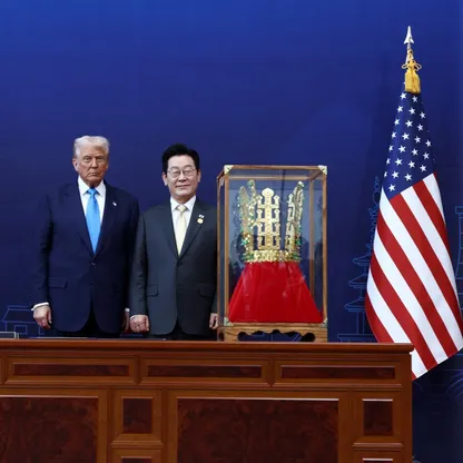 رئيس كوريا الجنوبية يطلب وقود غواصات نووية من ترمب.. ويهديه تاجاً ذهبياً