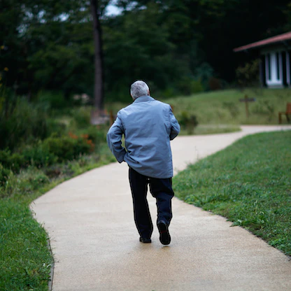 ما كيفية التعامل مع المصابين بألزهايمر؟