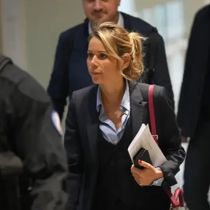 ابنة بريجيت ماكرون تدافع عن والدتها أمام المحكمة ضد شائعات "التحول الجنسي"