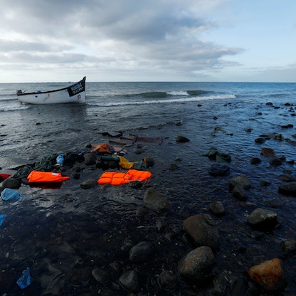 إسبانيا: إنقاد 13 مهاجراً إثر غرق زورقهم قبالة جزر الكناري
