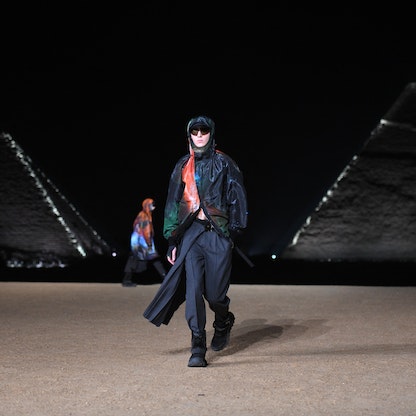 عرض أزياء "كريستيان ديور" أمام الأهرامات.. ومصر تطالبها بالاستثمار 