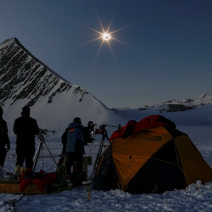 "حلقة النار" تظهر في سماء القطب الجنوبي بعد كسوف الشمس