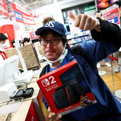 هواة الألعاب الإلكترونية يصطفون في طوابير لشراء "نينتندو سويتش 2"