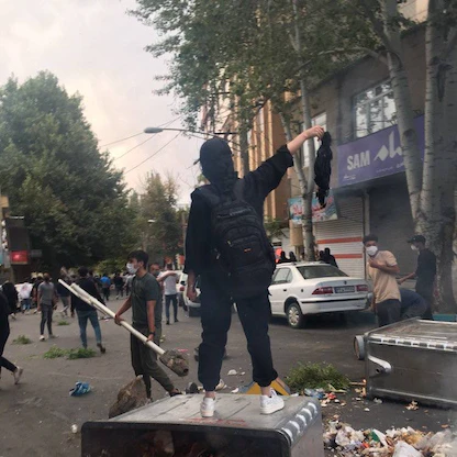 إيران.. عشرات الضحايا في الاحتجاجات والجيش يتعهّد بـ"التصدي للأعداء"