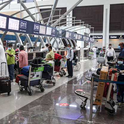 اندلاع حريق بمحرك طائرة هندية قبل مغادرة مطار مسقط وإجلاء ركابها