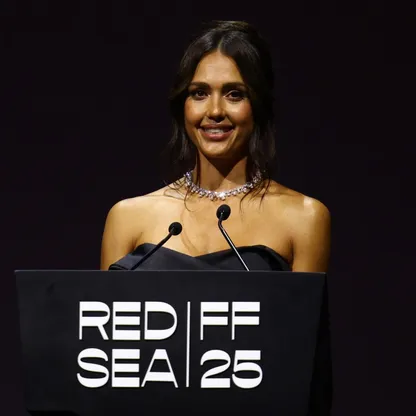 جيسيكا ألبا في "البحر الأحمر": دعوة لتمكين المرأة.. وتحضيرات لعمل سعودي مع هيفاء المنصور