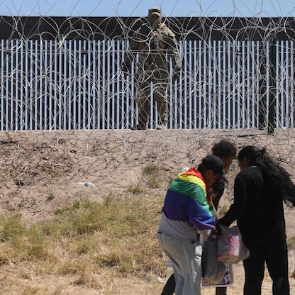 تكساس تنشر الحرس الوطني على حدود المكسيك وسط خلافات مع بايدن