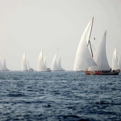 حفاظاً على تراث وطني.. سباق للمراكب الشراعية القديمة في الإمارات 