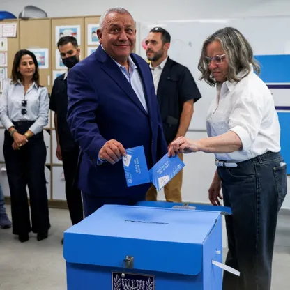 استطلاعات آراء الناخبين: معارضو نتنياهو يتقدمون والليكود أكبر الأحزاب.. ولا أغلبية لأي معسكر