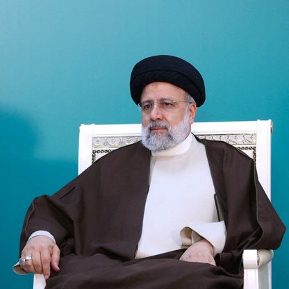 من يتولى السلطة في إيران بعد غياب الرئيس؟