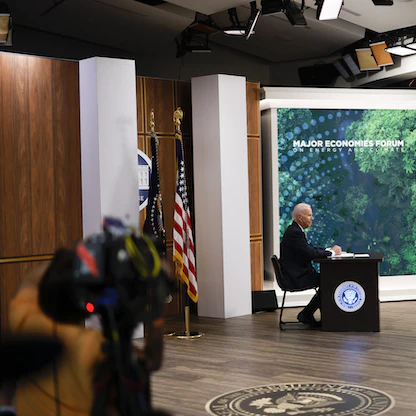 بايدن: الطاقة المتجددة "مسألة أمن قومي"