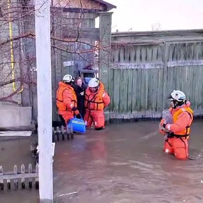 روسيا.. الفيضانات تغمر أكثر من 10 آلاف منزل وتحذيرات من "ظواهر طبيعية شاذة"
