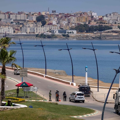 المغرب وإسبانيا يعيدان فتح الحدود للعاملين في سبتة ومليلة