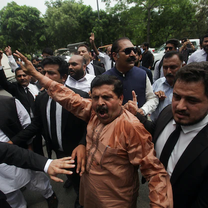 عمران خان يدعو أنصاره للتظاهر بعد القبض عليه: لا تجلسوا صامتين