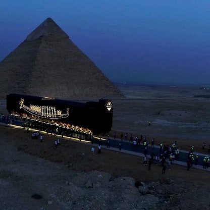 مركب الملك خوفو يصل المتحف المصري الكبير