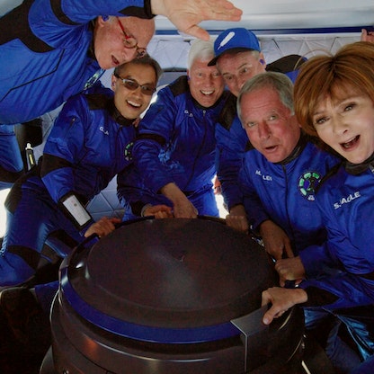 "بلو أوريجن" تنجز بنجاح رابع رحلة مأهولة إلى الفضاء