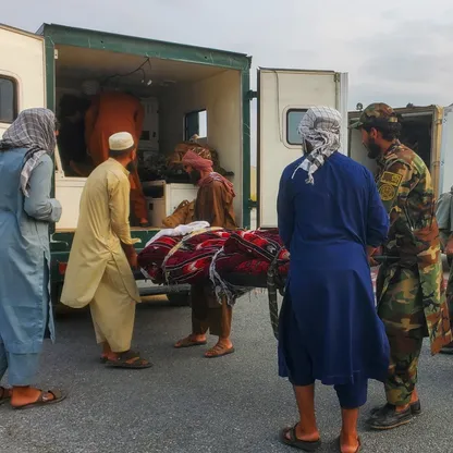 ناجون من زلزال أفغانستان يواجهون فوضى الدفن بعد انهيار قرى بأكملها