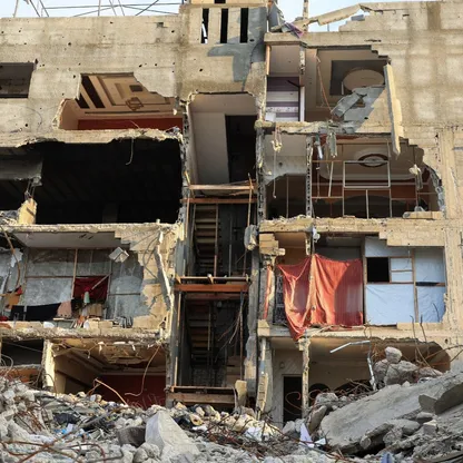 غزة تكابد لانتشال الجثث من تحت الأنقاض.. والعواصف تهدم المباني المتضررة