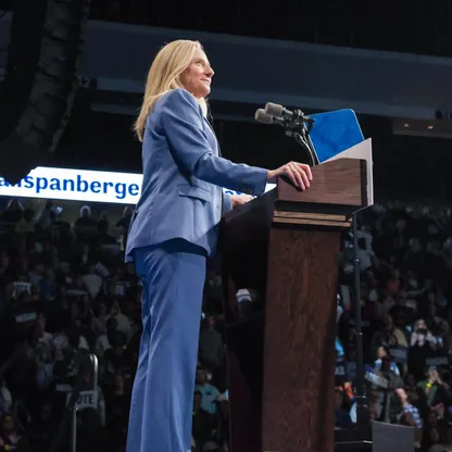 سبانبرجر تحسم سباق حاكم فرجينيا لصالح الديمقراطيين