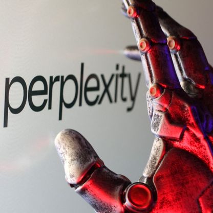 Perplexity تبحث دمج مساعدها الذكي في هواتف سامسونج وموتورولا