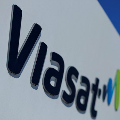 تقرير: وكالات أمنية تحقق في اختراق أقمار Viasat الصناعية