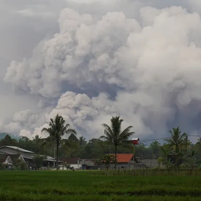 إندونيسيا.. مشاهد بركان هائل تشق السماء بسحب رماد ضخمة