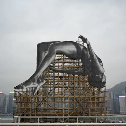 عمل فني عملاق يثير قلقاً في هونج كونج