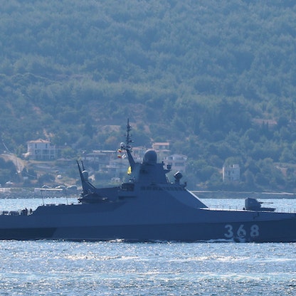روسيا تطلق نيراناً تحذيرية لإبعاد سفينة شحن في البحر الأسود