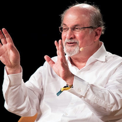 سلمان رشدي يفقد البصر في إحدى عينيه جراء هجوم أغسطس