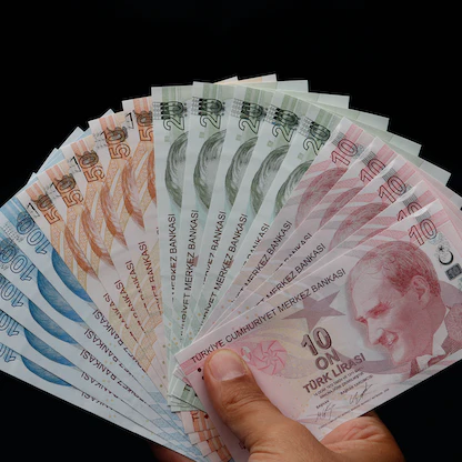 بلومبرغ: "دوّامة" انهيار الليرة التركية تهدد حكم أردوغان