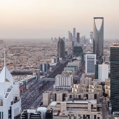 التحالف: اعتراض صاروخ في محيط مطار الملك خالد وحريق إثر اعتداء على صالة 4