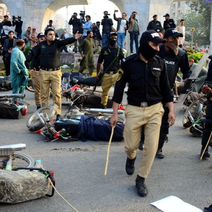 الشرطة الباكستانية توقف تجمعاً لأنصار عمران خان وتعتقل العشرات