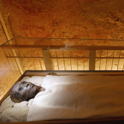 مصريون يعزون سلسلة الحوادث الأخيرة إلى "لعنة الفراعنة".. فما قصتها؟