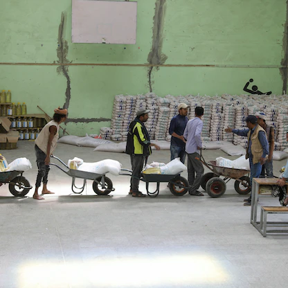 "برنامج الأغذية العالمية" يخفض معوناته لليمن بسبب نقص التمويل