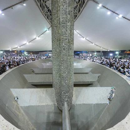 في أول أيام عيد الأضحى.. الحجاج يرمون جمرة العقبة