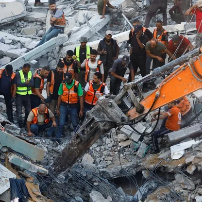 ضحايا ومصابون بعد انهيار بناية متصدعة في غزة بسبب القصف الإسرائيلي