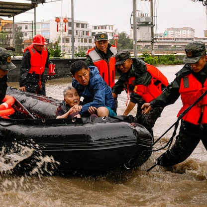 "دوكسوري" يضرب بكين.. فرار آلاف الأشخاص وسط هطول أمطار غزيرة
