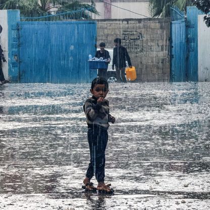 تقارير: الولايات المتحدة تبحث إسقاط المساعدات على غزة جواً