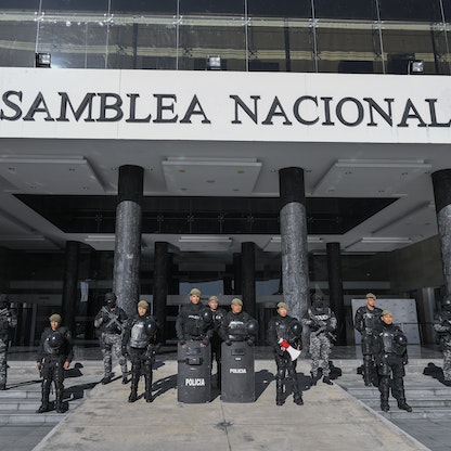 رئيس الإكوادور يستبق إجراءات عزله بحل البرلمان والدعوة لانتخابات مبكرة