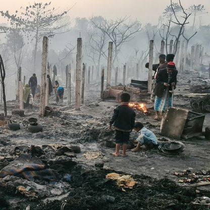 حريق بمخيم في بنجلاديش يشرد نحو 7 آلاف من الروهينجا