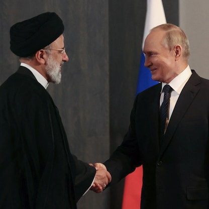 تقرير: روسيا تعمق تحالفها العسكري مع إيران بتزويدها بأسلحة سيبرانية