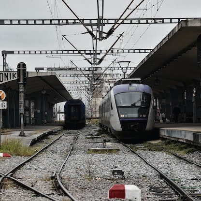 اليونان تستأنف حركة القطارات جزئياً بعد توقف 3 أسابيع بسبب حادث التصادم