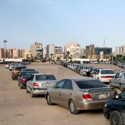 طوابير طويلة ومحطات مغلقة.. أزمة البنزين تتجدد في مدن ليبية