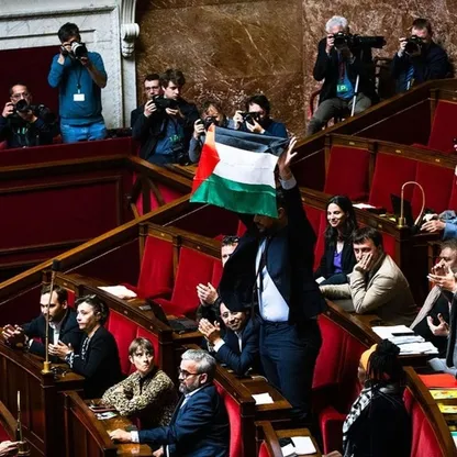 نواب يرفعون علم فلسطين خلال انعقاد البرلمان في فرنسا وإيطاليا