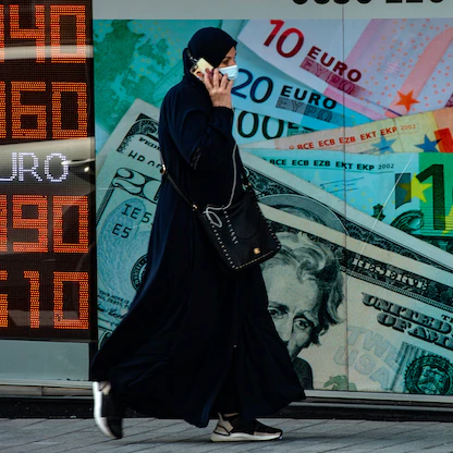 الليرة التركية تهبط لمستوى قياسي جديد